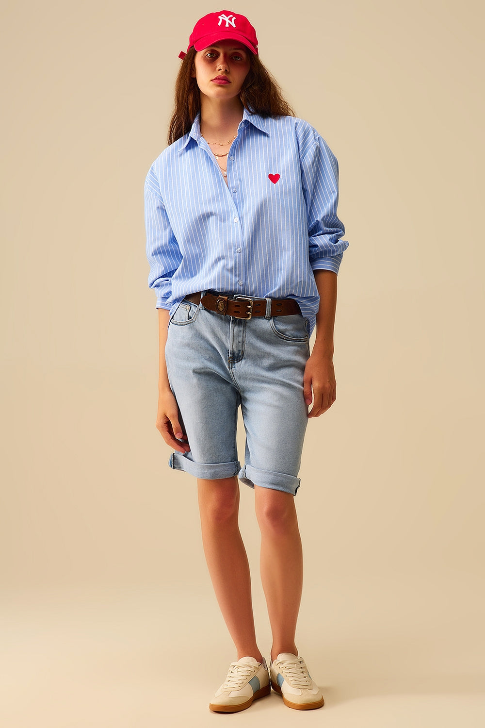 Camisa de rayas azules con bordado de corazón rojo Q2