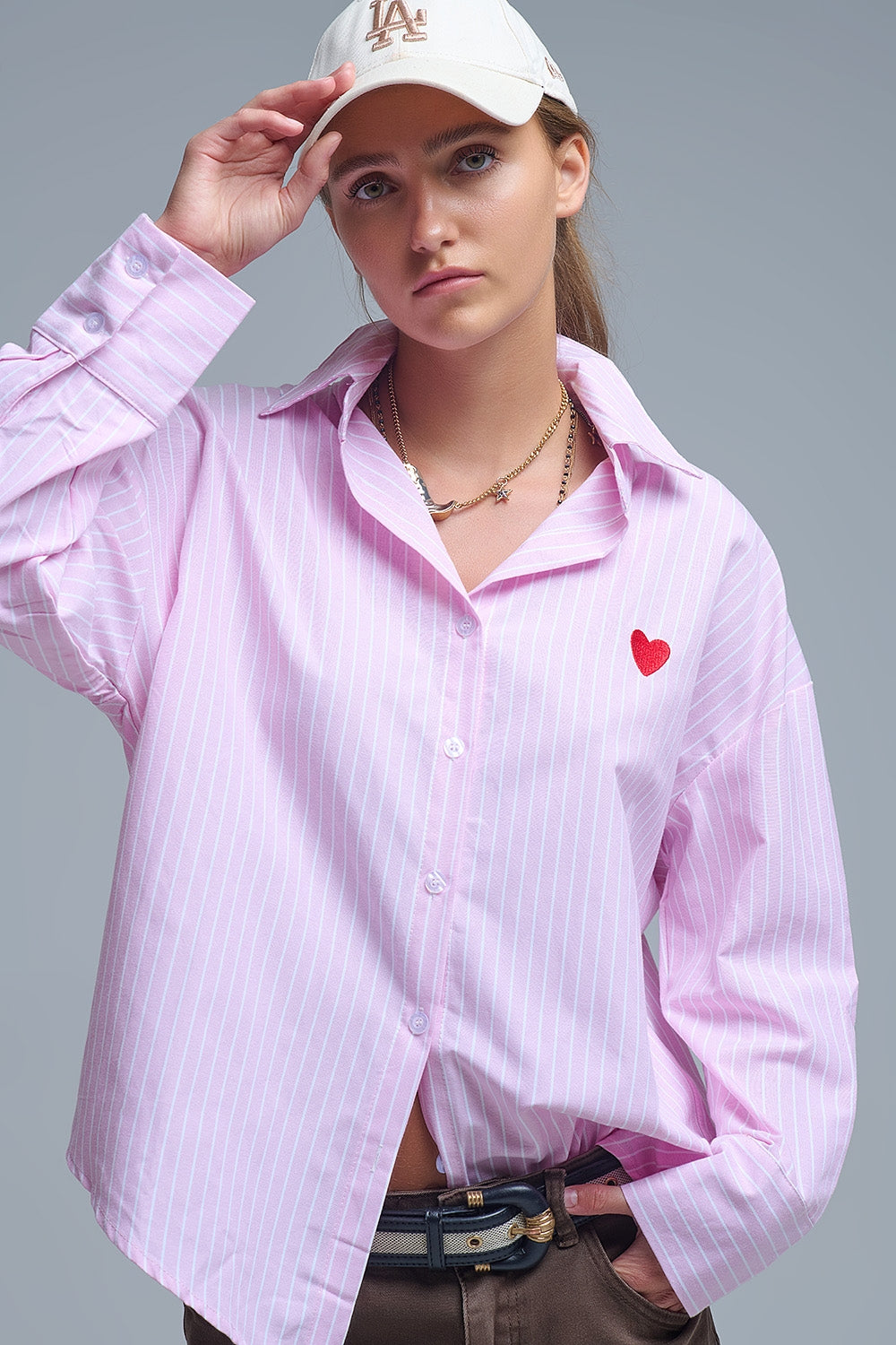 Camisa de rayas rosa con bordado de corazón rojo Q2