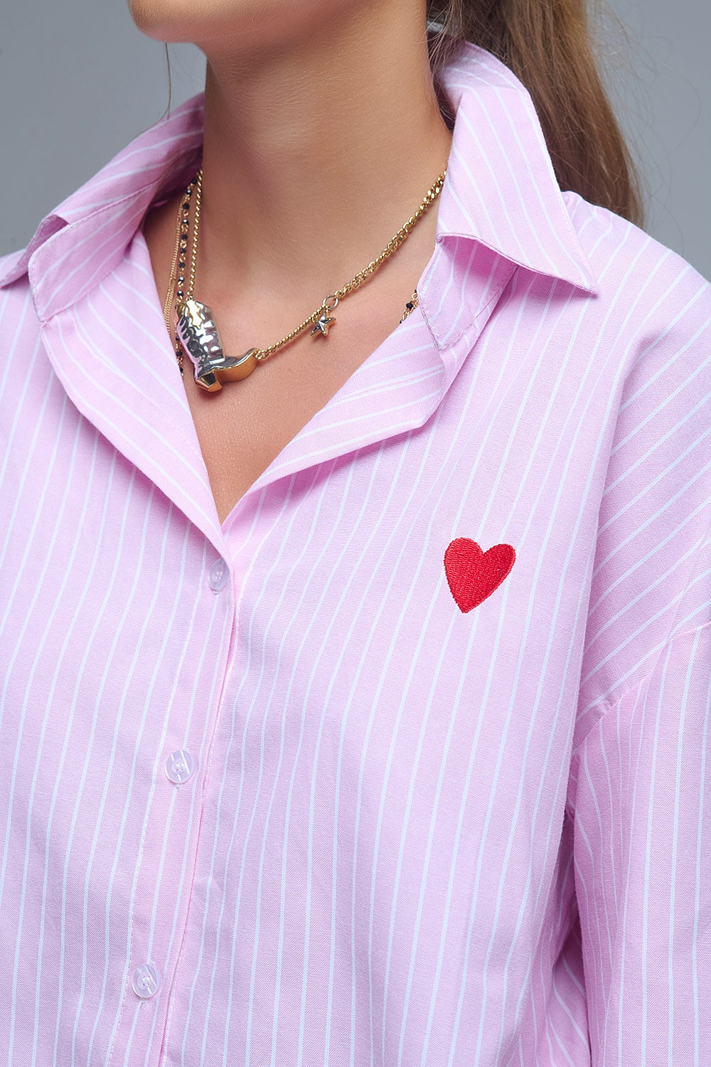 Camisa de rayas rosa con bordado de corazón rojo Q2