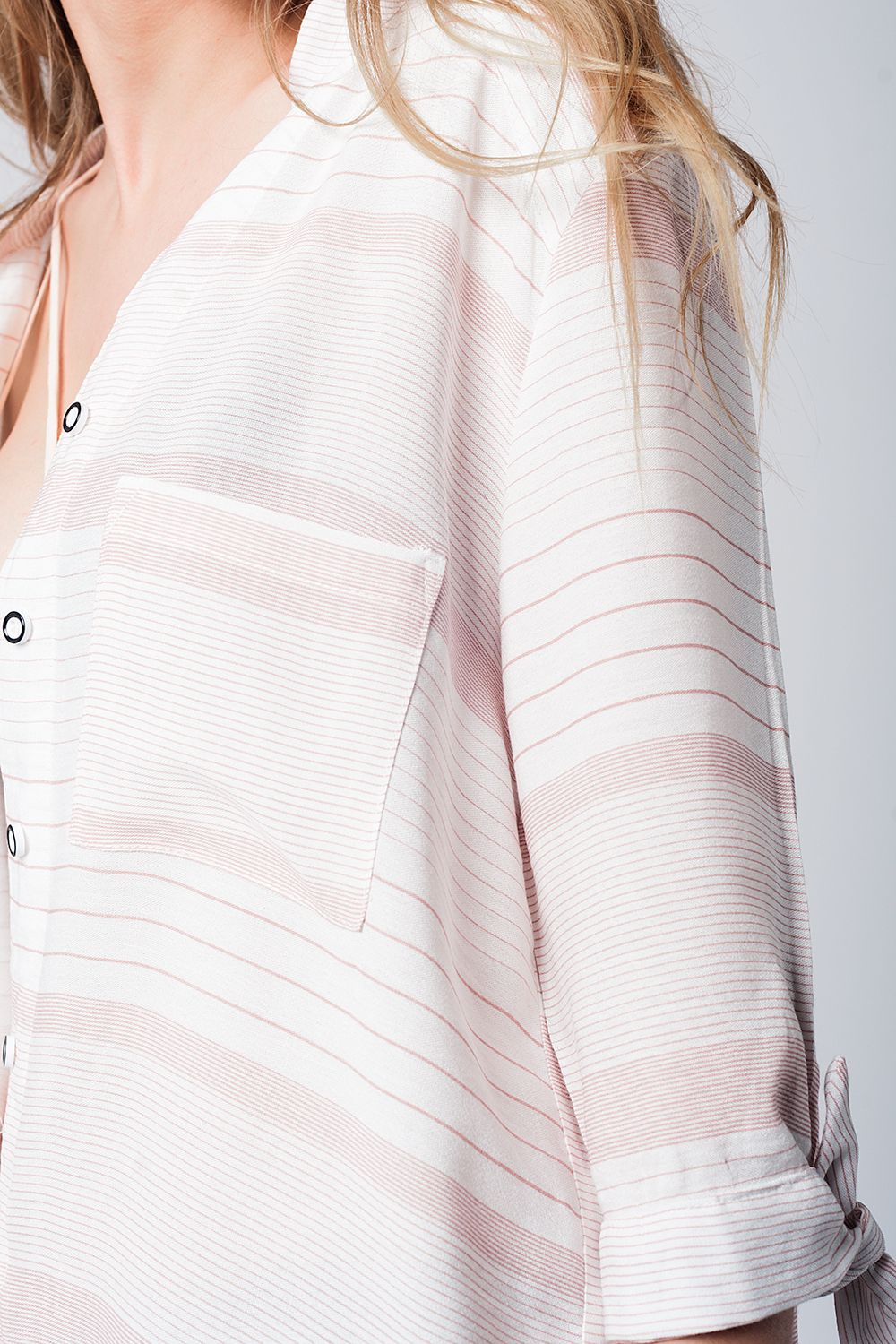 Camisa de rayas rosa con lazada en la manga Q2