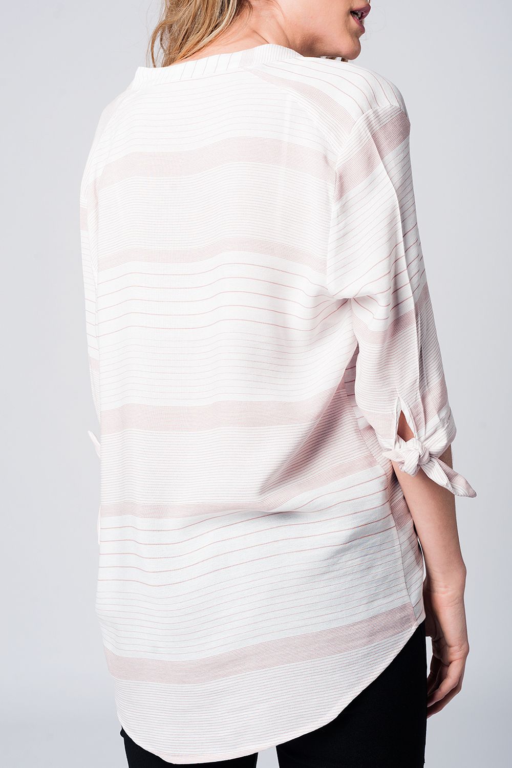 Camisa de rayas rosa con lazada en la manga Q2