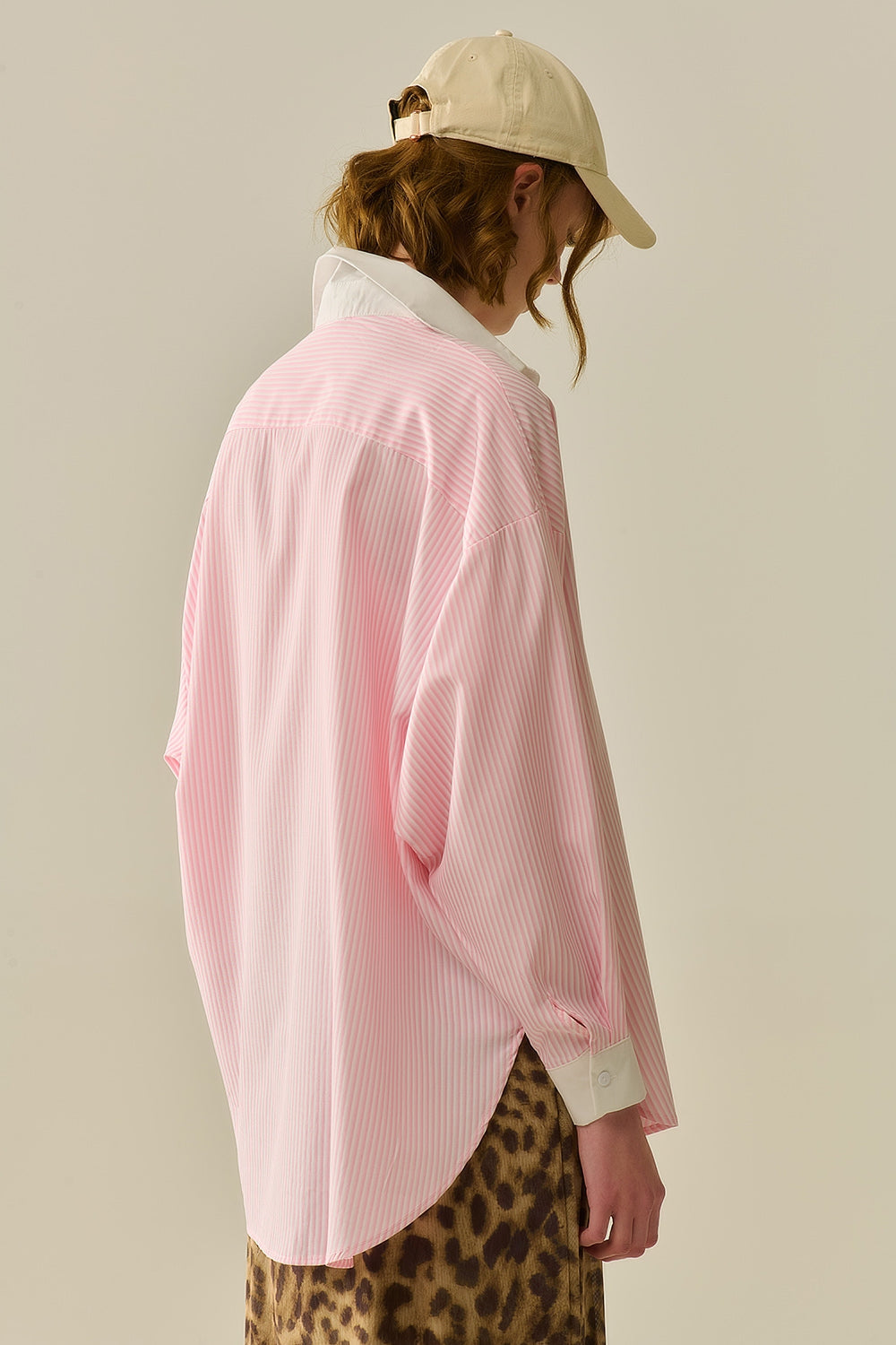 Camisa de rayas rosas con bolsillo y cuello blanco Q2