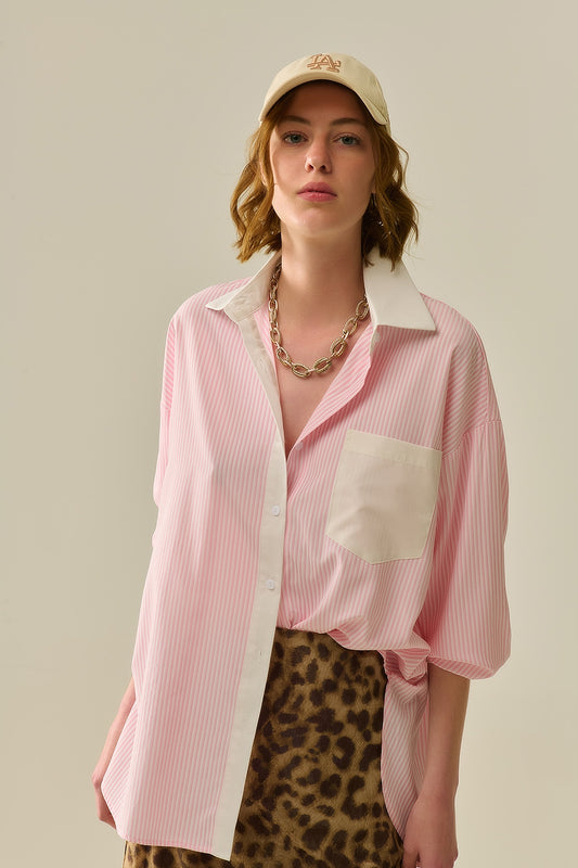 Q2 Camisa de rayas rosas con bolsillo y cuello blanco