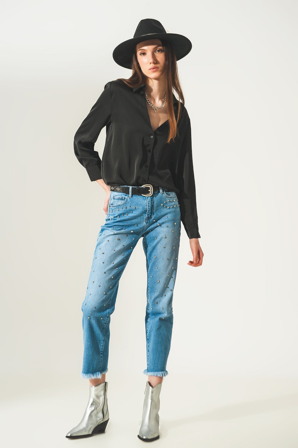 Camisa de saten en negro y cuello de pico Q2