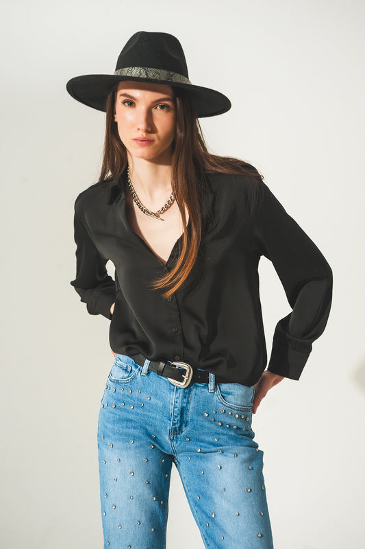 Q2 Camisa de saten en negro y cuello de pico