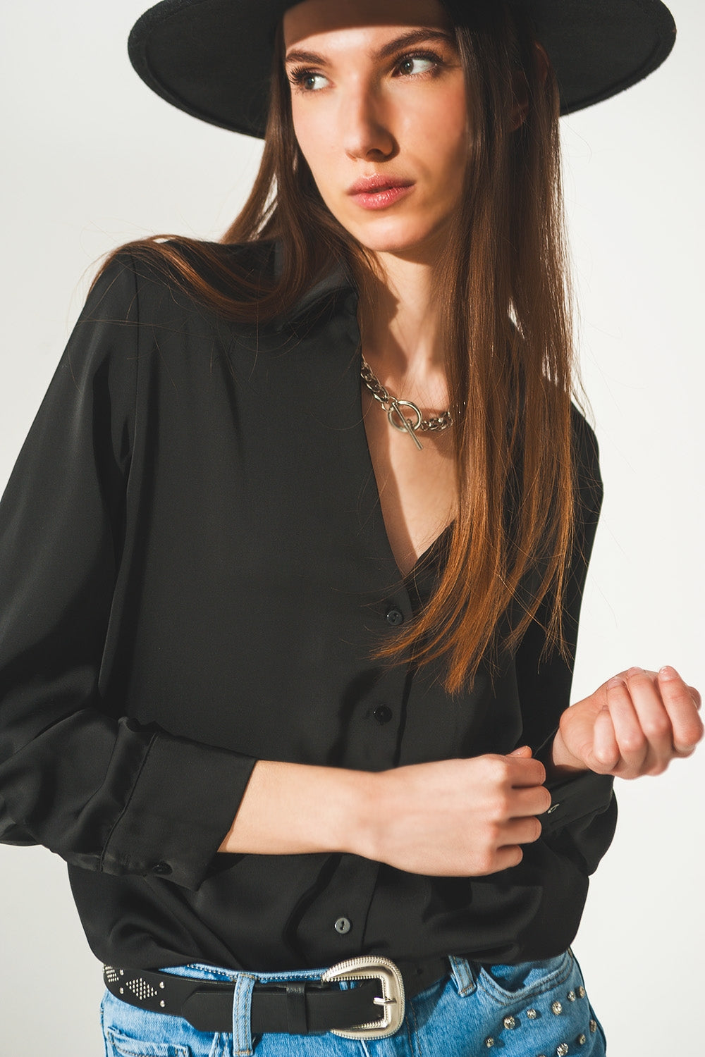 Camisa de saten en negro y cuello de pico Q2