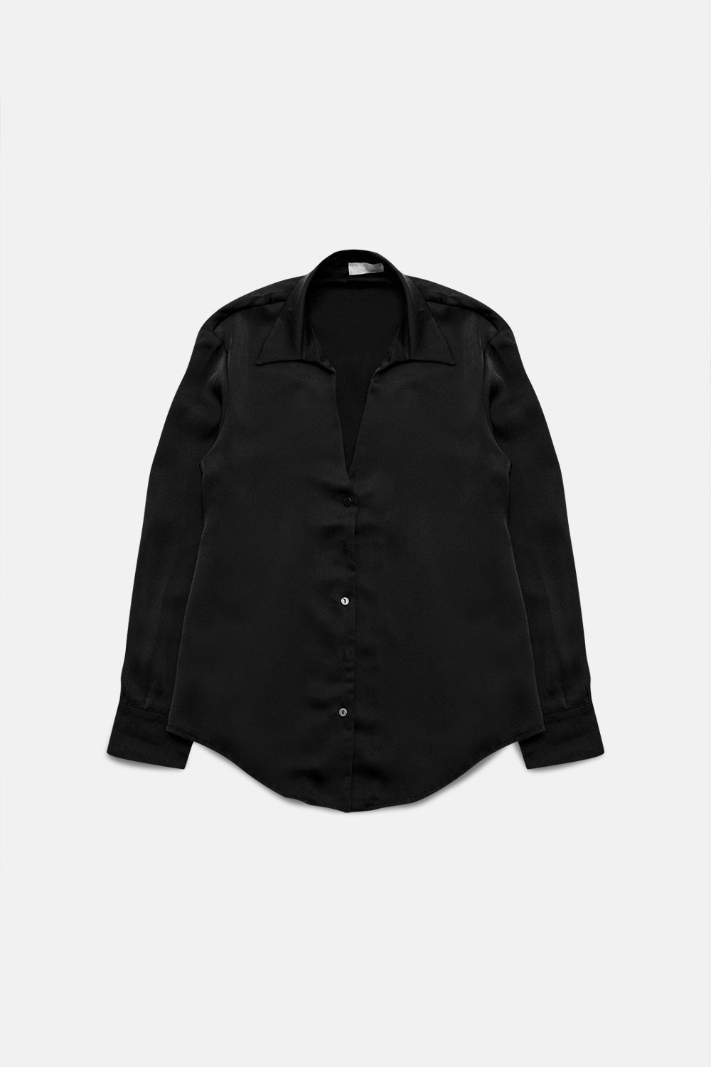 Camisa de saten en negro y cuello de pico Q2
