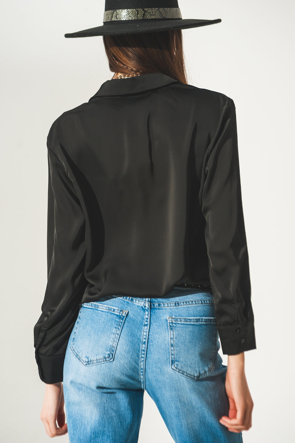 Camisa de saten en negro y cuello de pico Q2