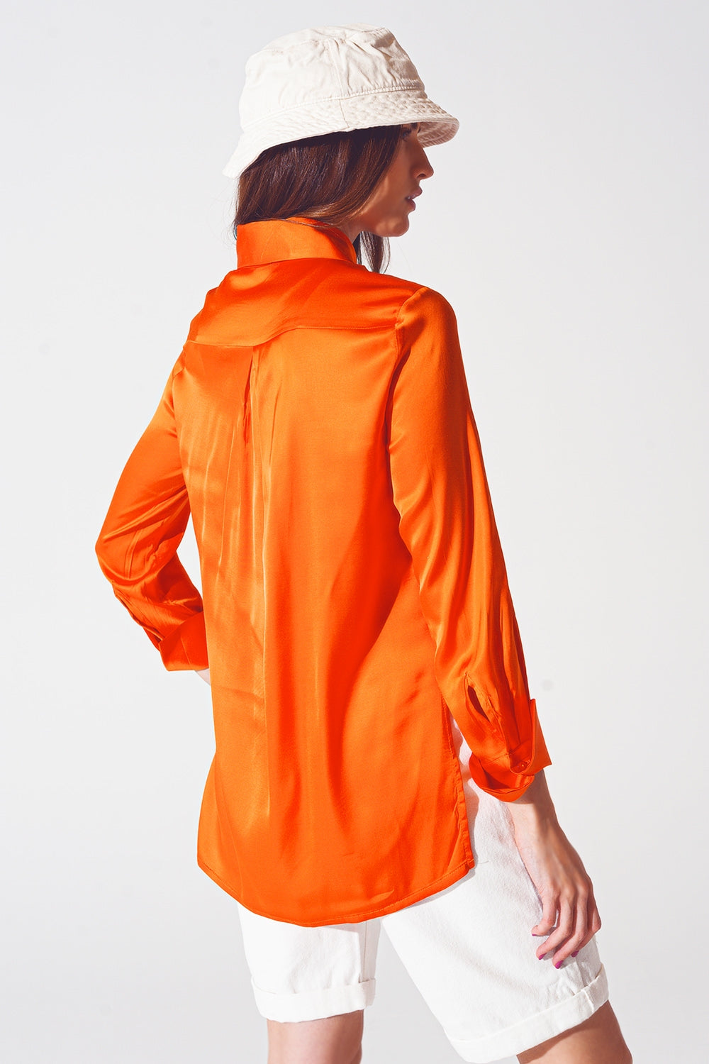 Camisa de saten naranja con abertura en los puños Q2