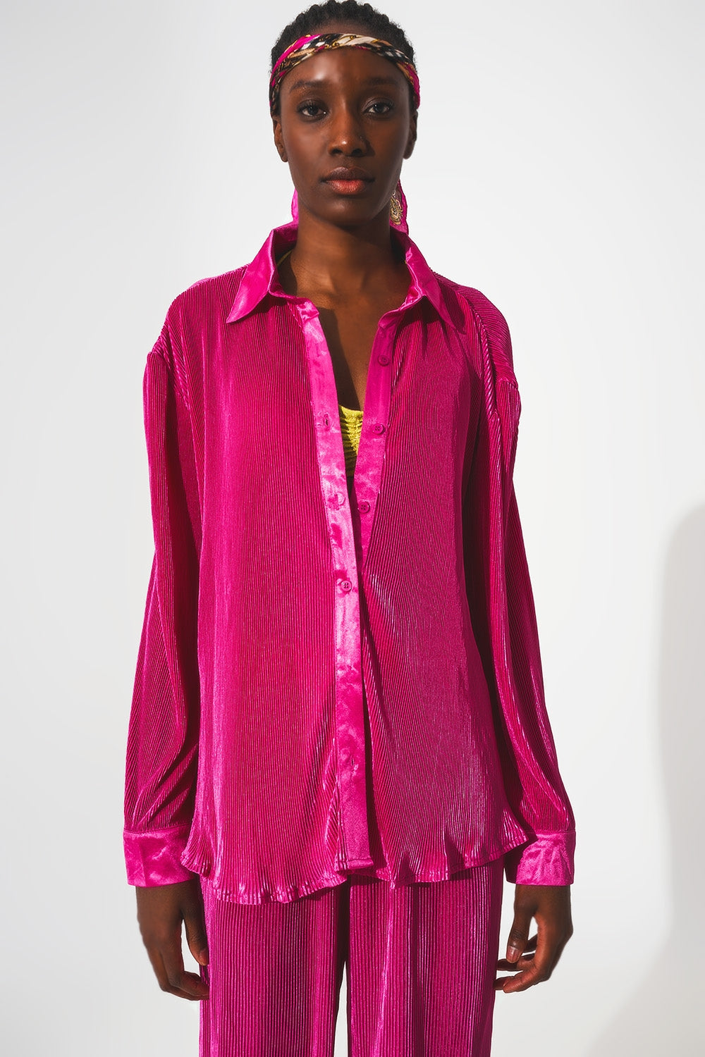 Camisa de saten plisada en fucsia Q2