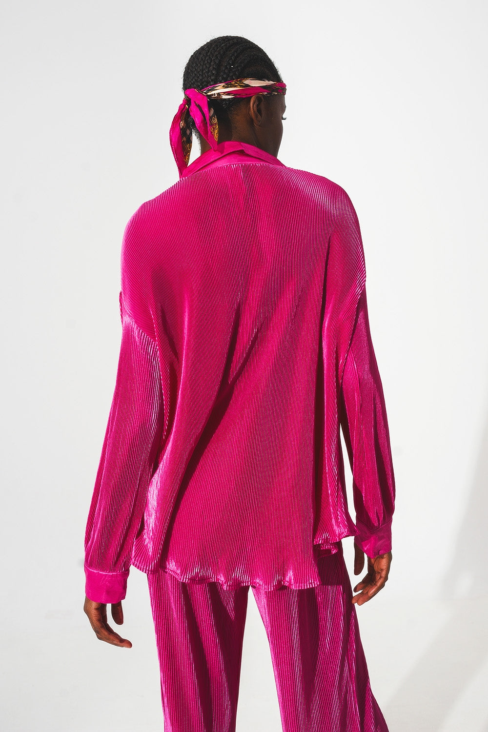 Camisa de saten plisada en fucsia Q2