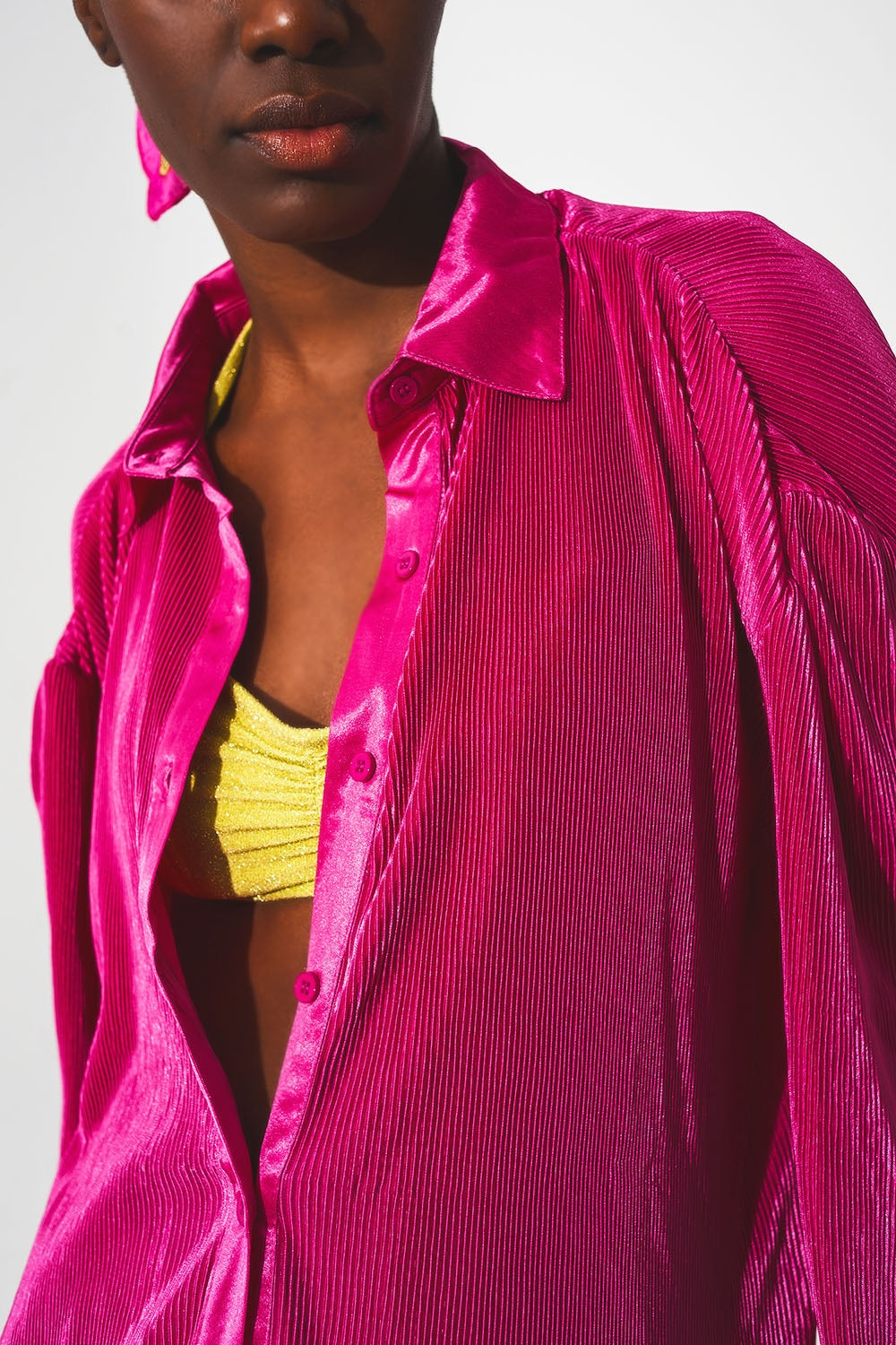 Camisa de saten plisada en fucsia Q2