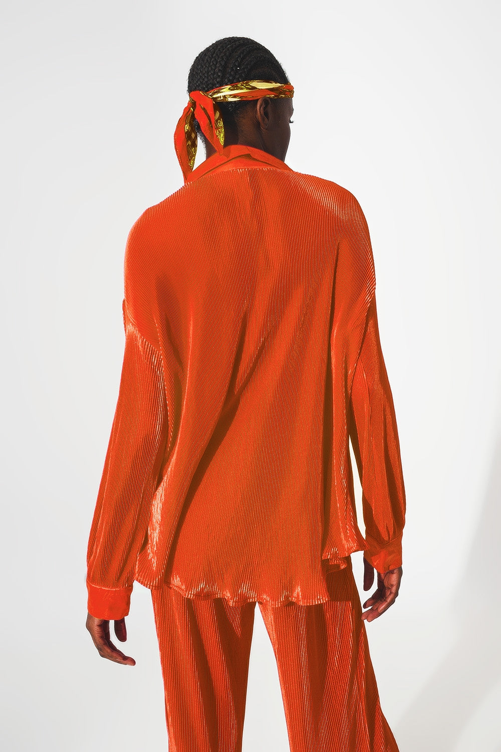 Camisa de saten plisada en naranja Q2