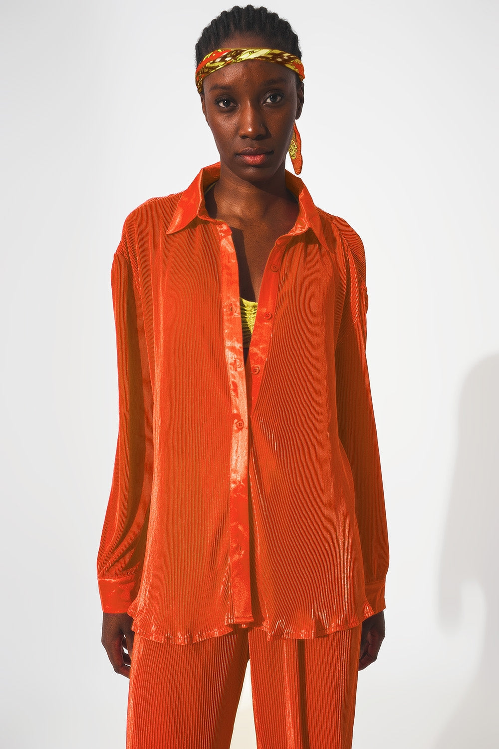 Camisa de saten plisada en naranja Q2
