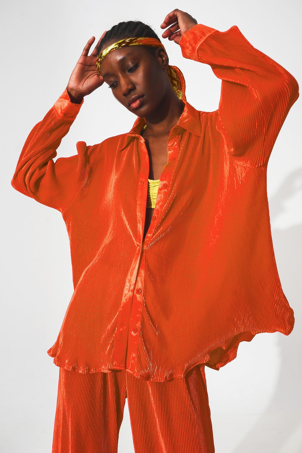 Camisa de saten plisada en naranja Q2