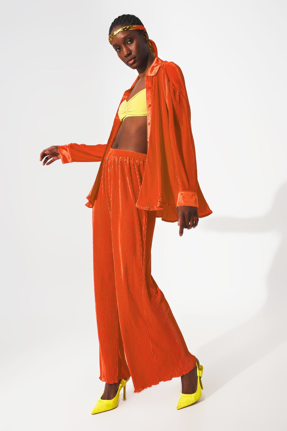 Camisa de saten plisada en naranja Q2