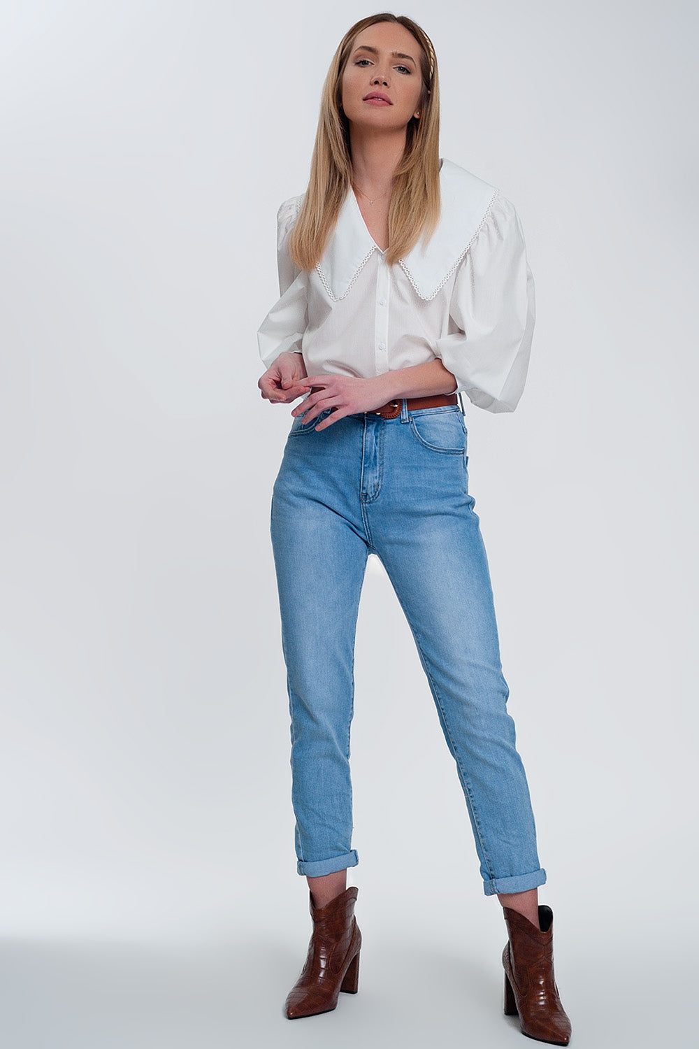 Camisa en blanco con cuello extragrande Q2