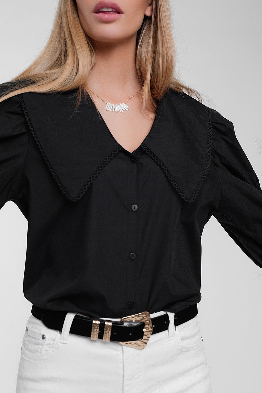 Camisa en negro con cuello extragrande Q2