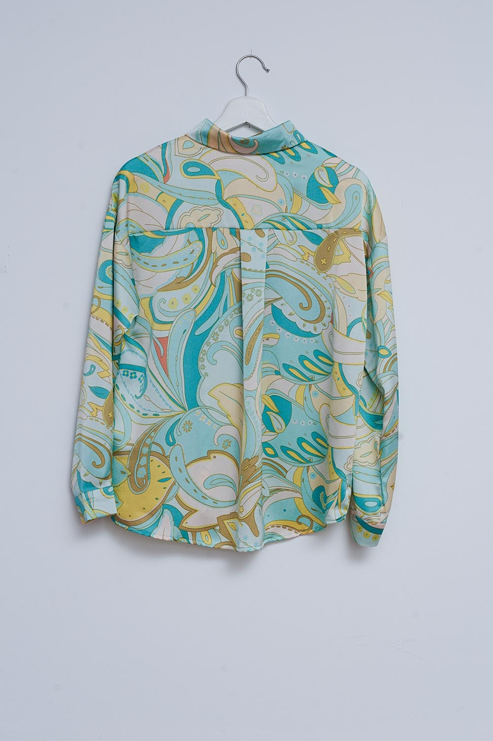 Camisa en verde con estampado abstracto Q2