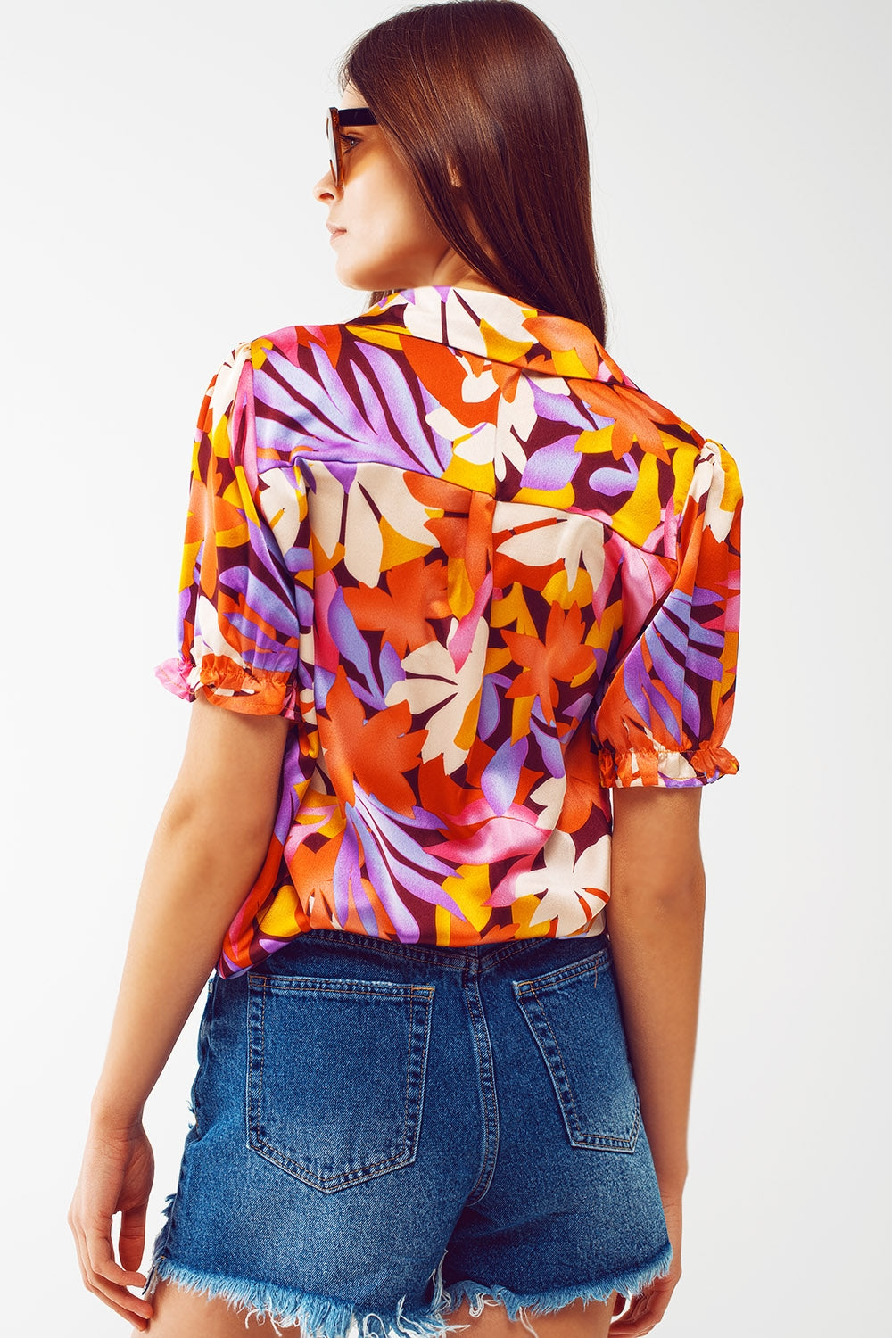 Camisa estampada de flores con mangas elásticas en multicolor Q2