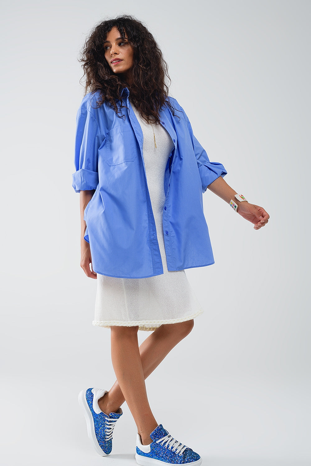 Q2 Camisa extragrande de talle alto y bajo en azul