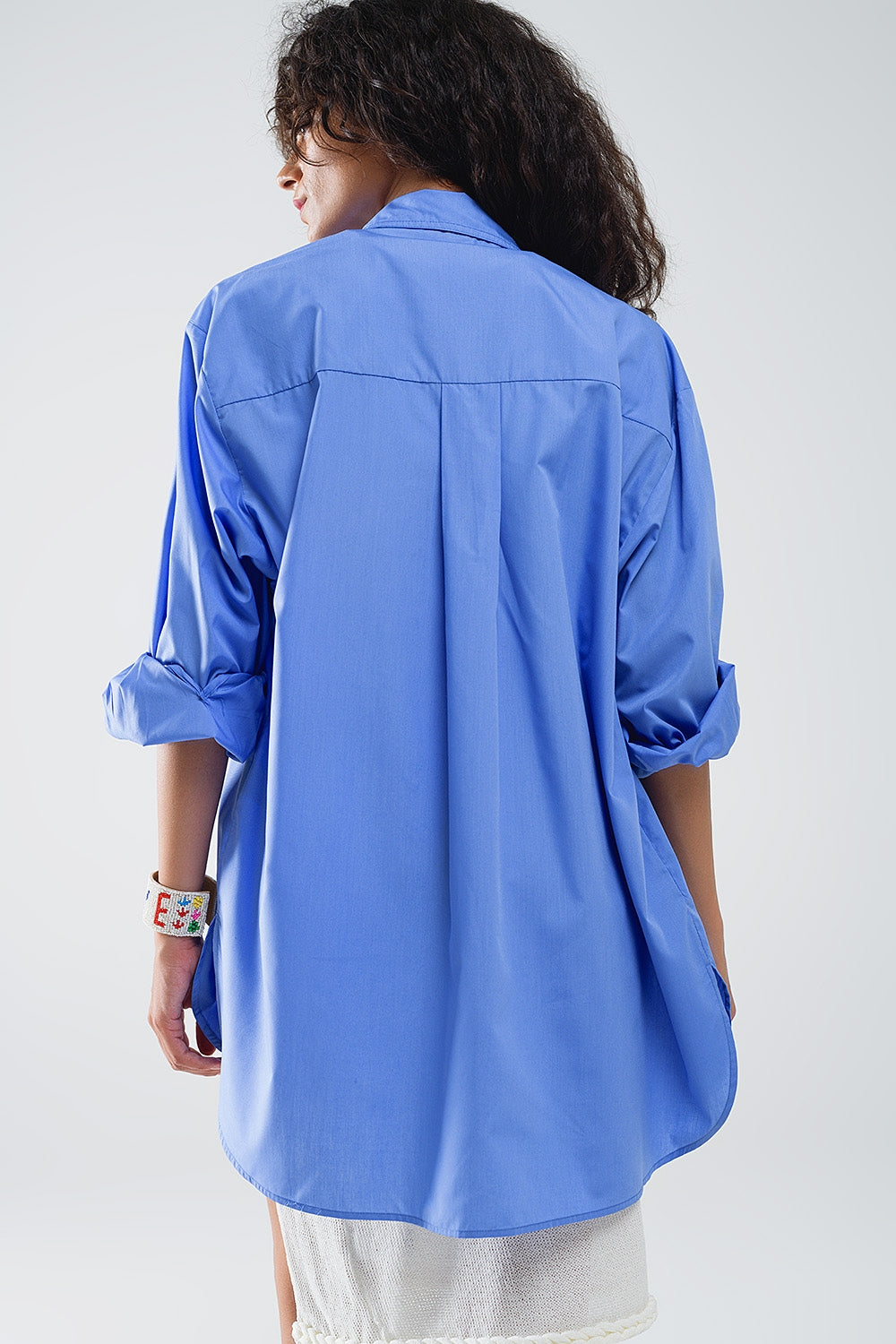 Camisa extragrande de talle alto y bajo en azul Q2