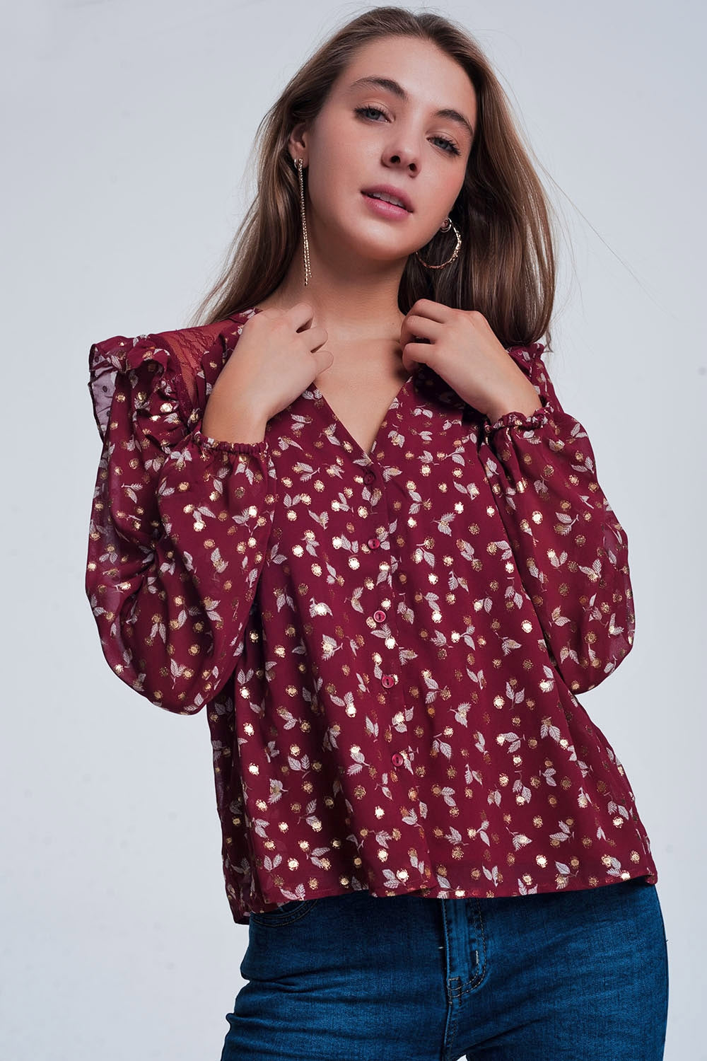 Camisa granate con volante en el hombro y estampado de hojas Q2