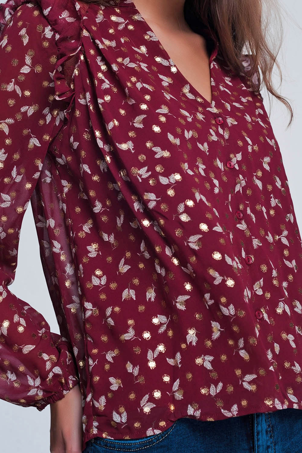Camisa granate con volante en el hombro y estampado de hojas Q2
