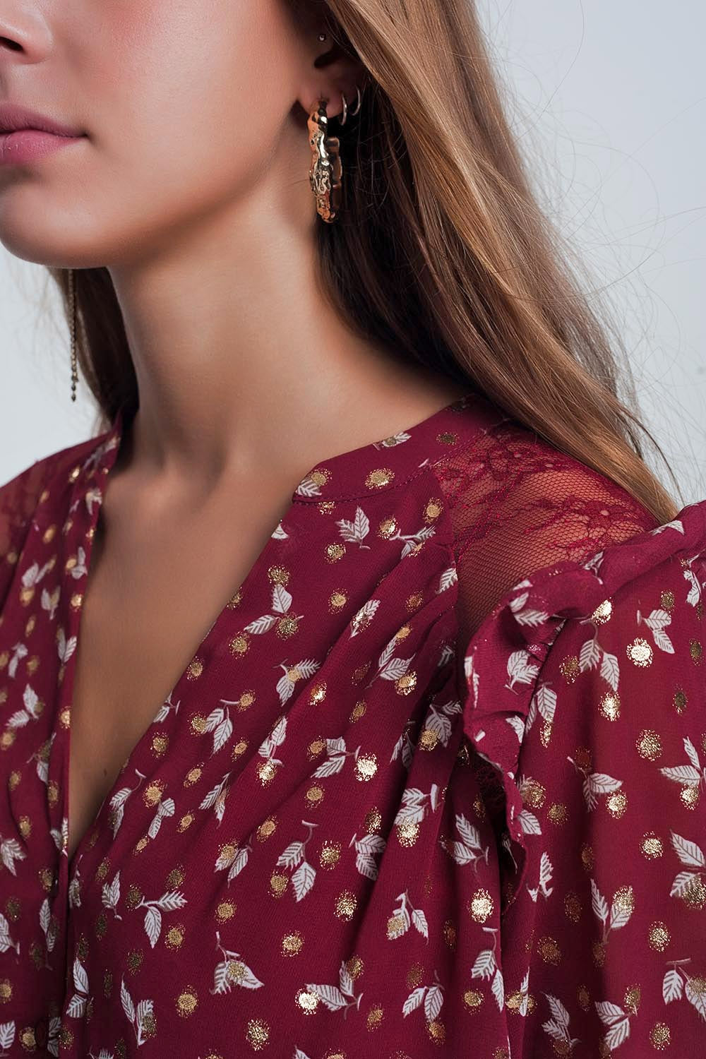 Camisa granate con volante en el hombro y estampado de hojas Q2