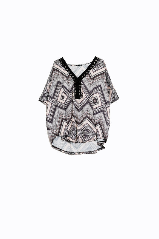 Q2 Camisa gris con estampado geométrico y detalle cruzado en el cuello