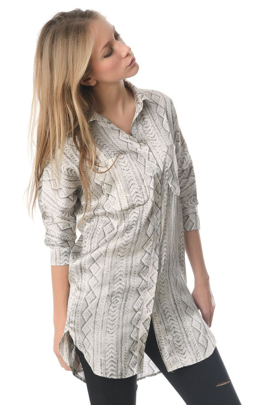 Q2 Camisa larga de raso con estampado abstracto gris