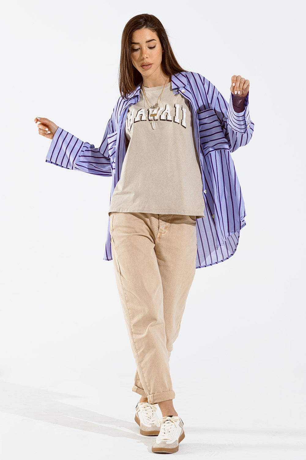 Camisa lavanda con rayas moradas y bolsillos en el pecho Q2