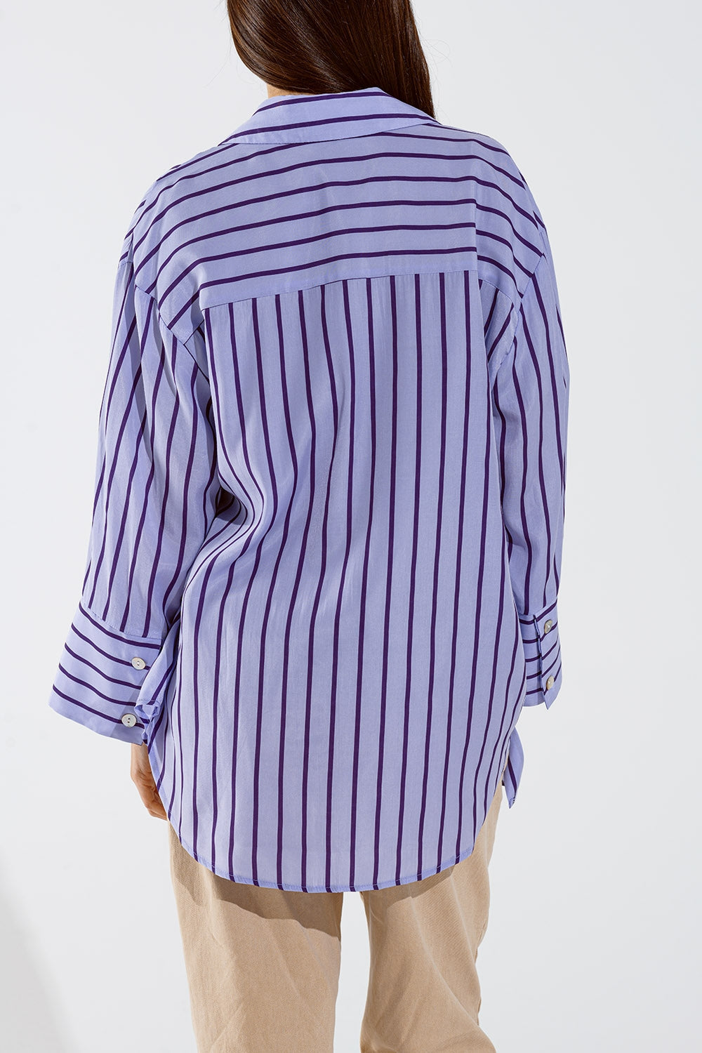 Camisa lavanda con rayas moradas y bolsillos en el pecho Q2