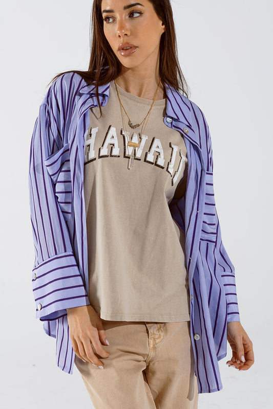 Q2 Camisa lavanda con rayas moradas y bolsillos en el pecho