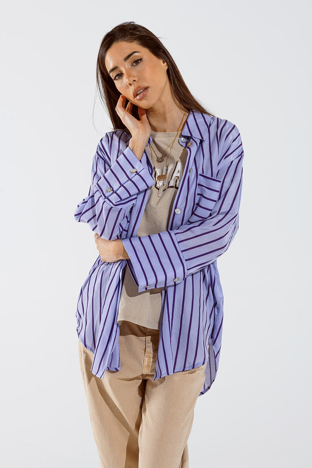 Camisa lavanda con rayas moradas y bolsillos en el pecho Q2