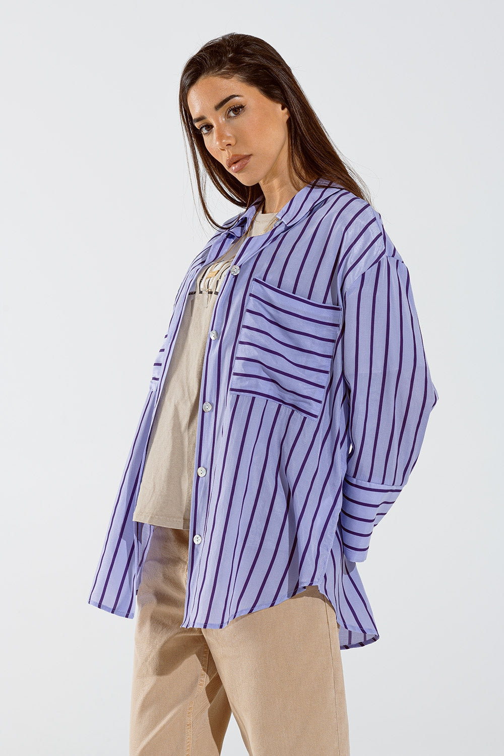 Camisa lavanda con rayas moradas y bolsillos en el pecho Q2