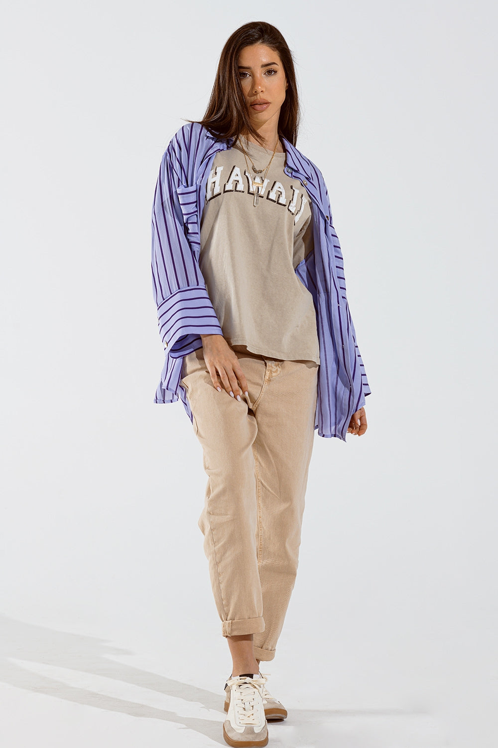 Camisa lavanda con rayas moradas y bolsillos en el pecho Q2