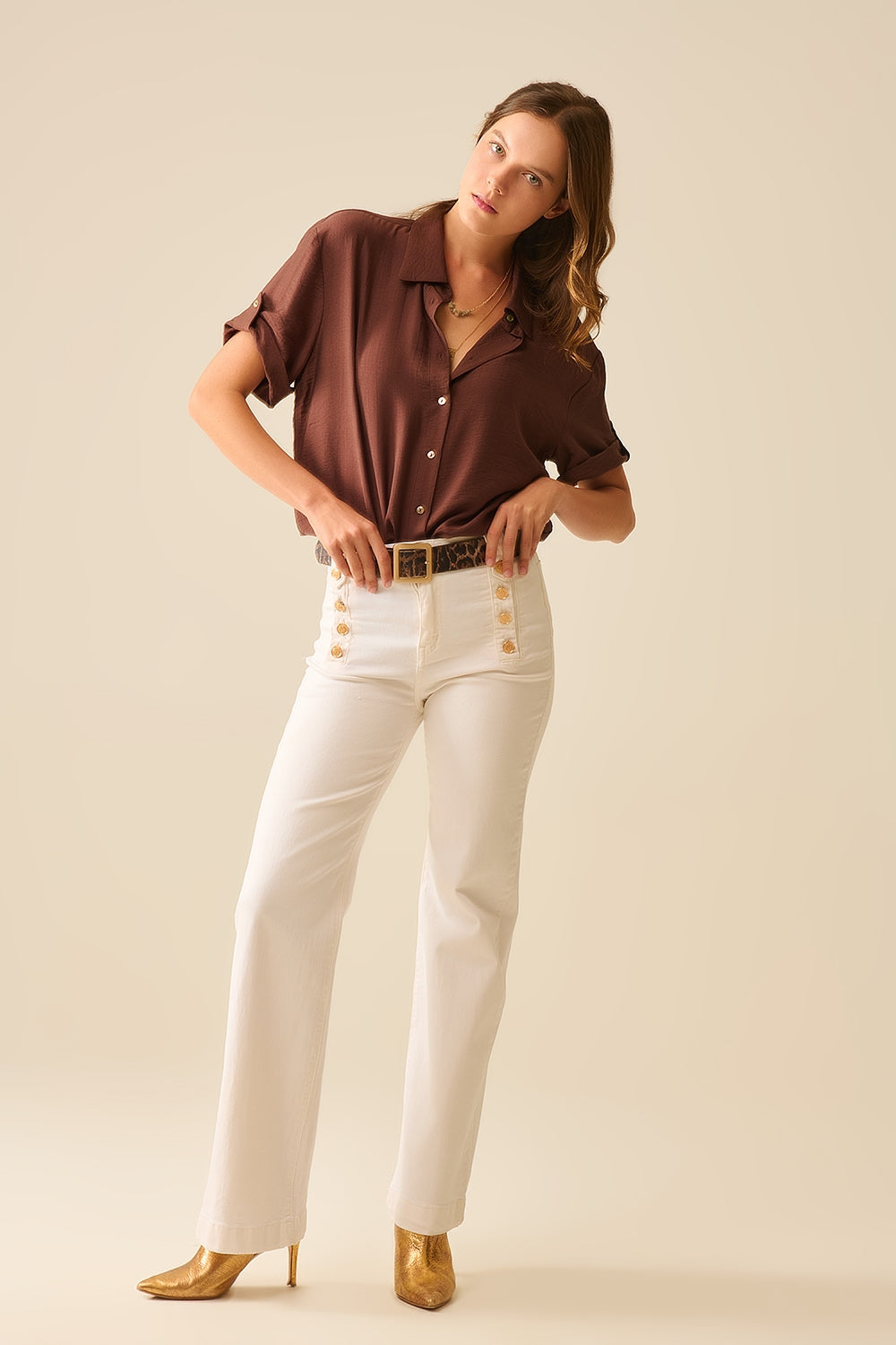 Camisa marrón chocolate con mangas cortas y pliegue en la manga Q2
