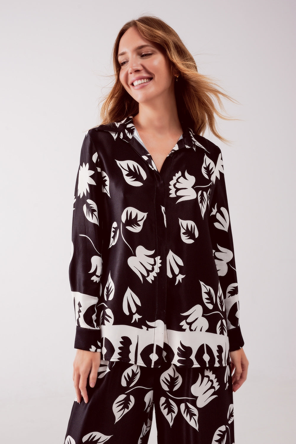 Camisa negra con estampado de flores Q2