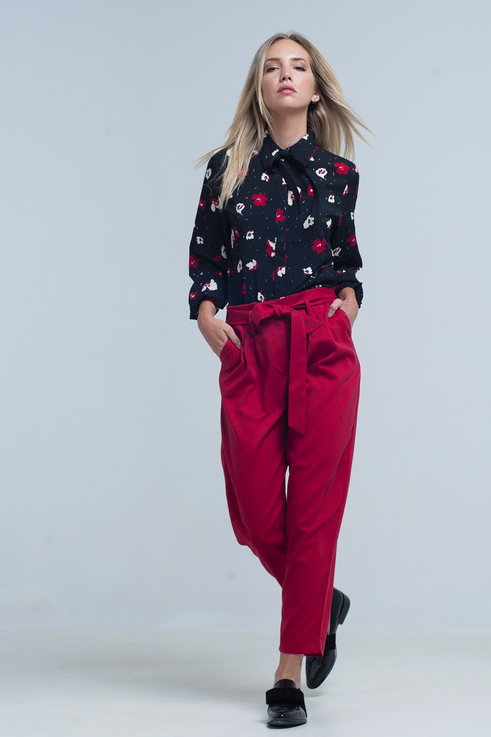 Camisa negra con flores rojas y blancas Q2