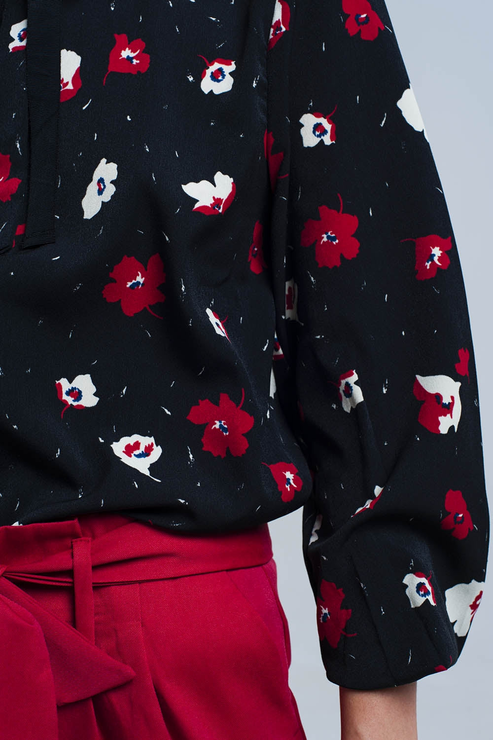 Camisa negra con flores rojas y blancas Q2