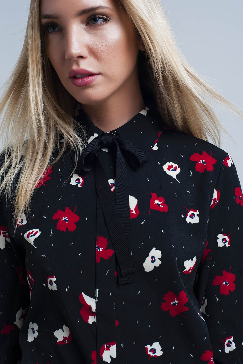 Camisa negra con flores rojas y blancas Q2