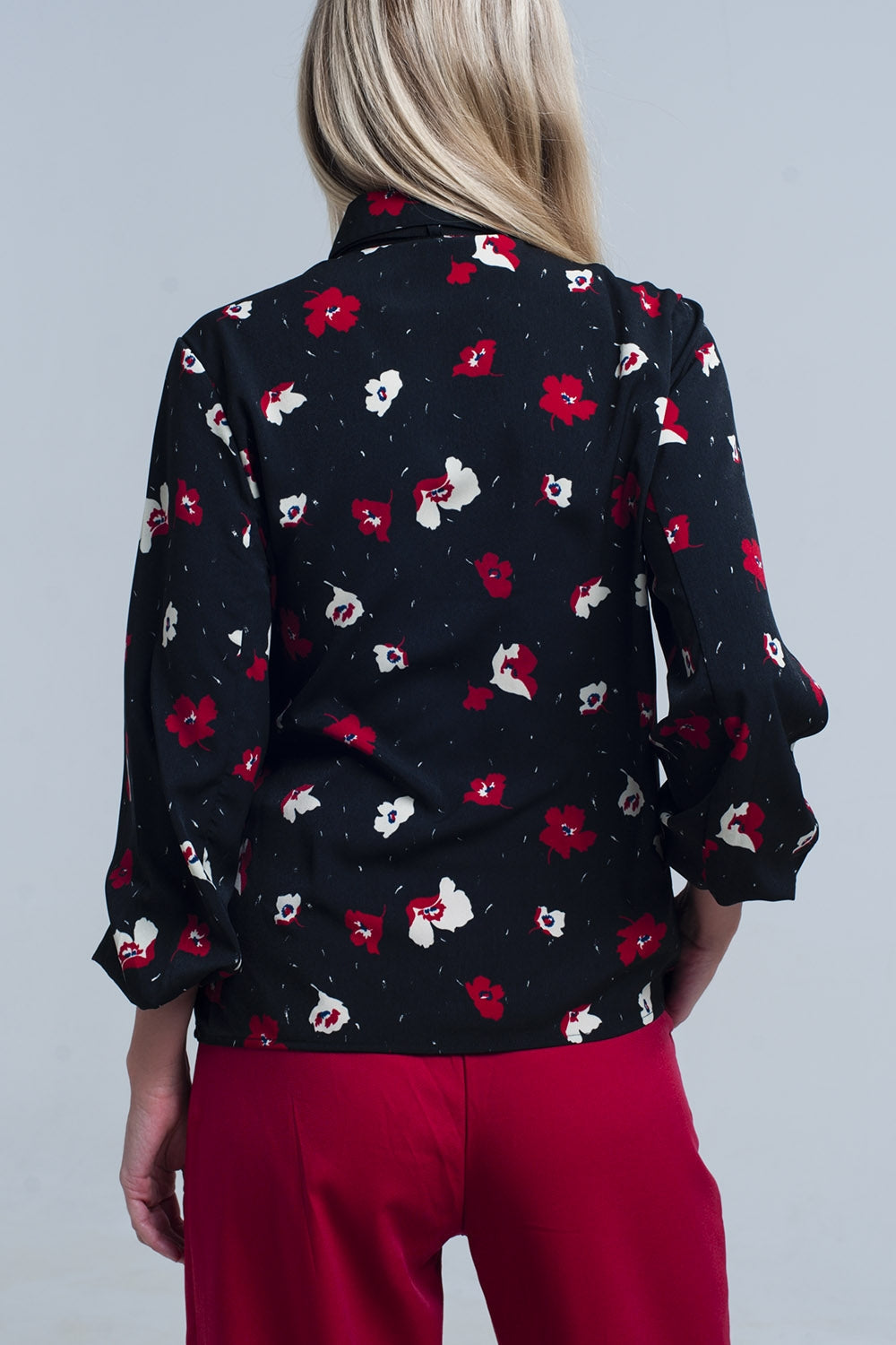 Camisa negra con flores rojas y blancas Q2