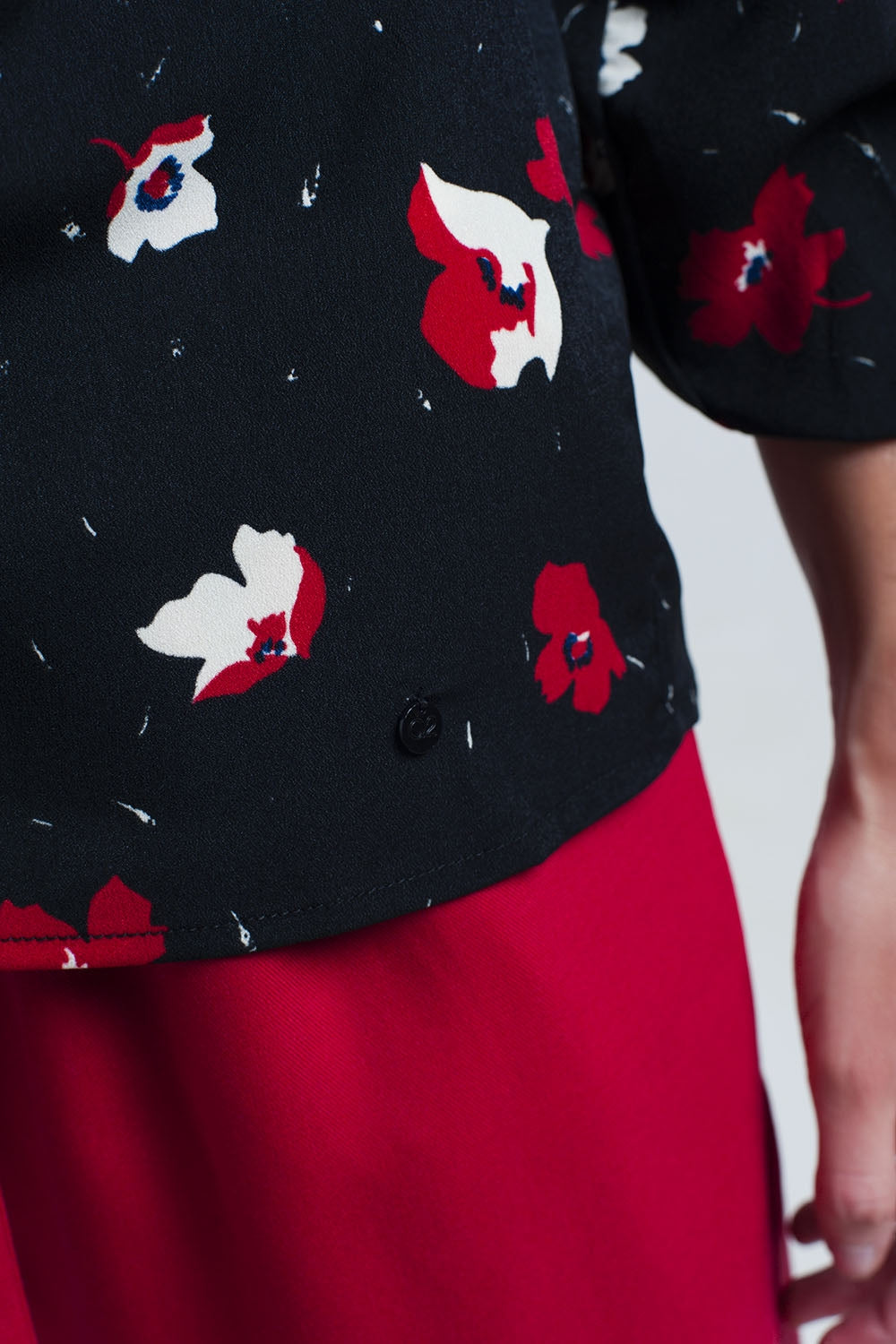 Camisa negra con flores rojas y blancas Q2
