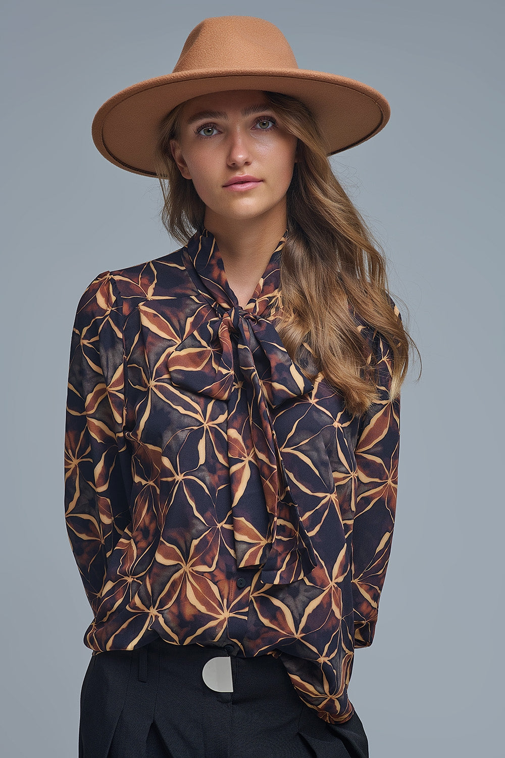 Q2 Camisa negra de gasa con estampado abstracto y lazo anudado