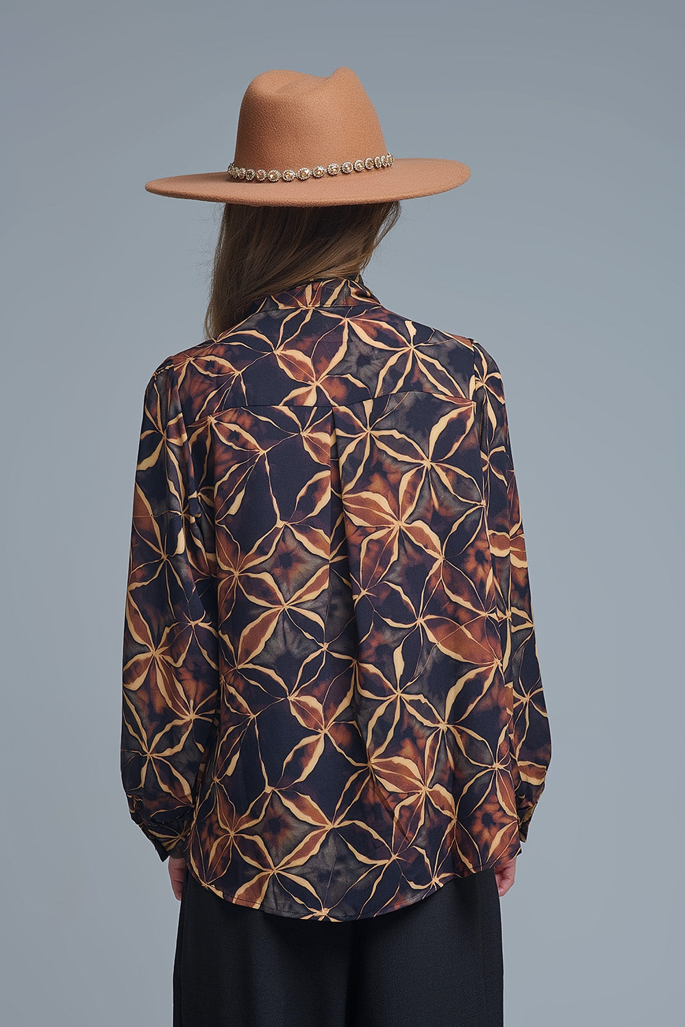 Camisa negra de gasa con estampado abstracto y lazo anudado Q2