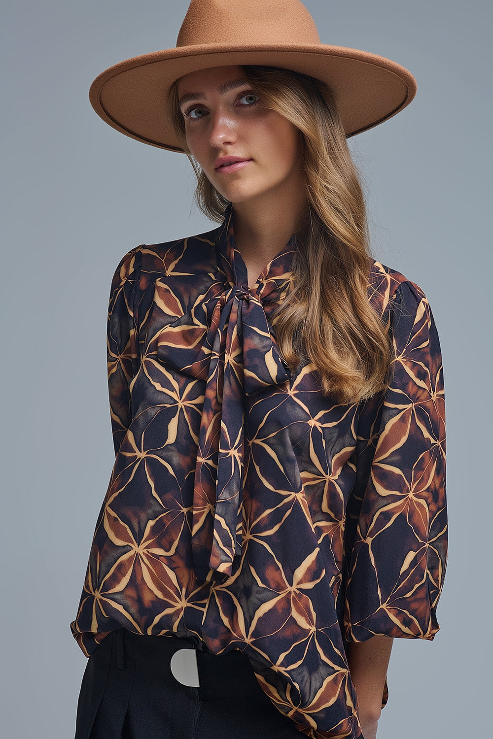 Camisa negra de gasa con estampado abstracto y lazo anudado Q2