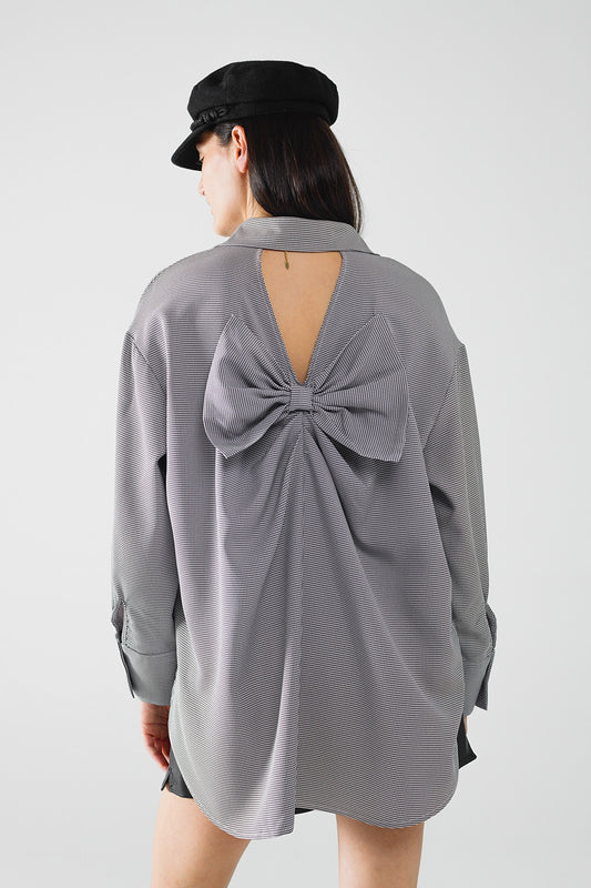 Q2 Camisa oversize de cuadros con detalle de lazo en blanco y negro