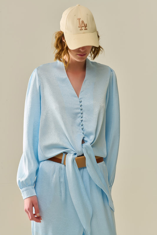 Q2 Camisa recortada abotonada en azul con nudo