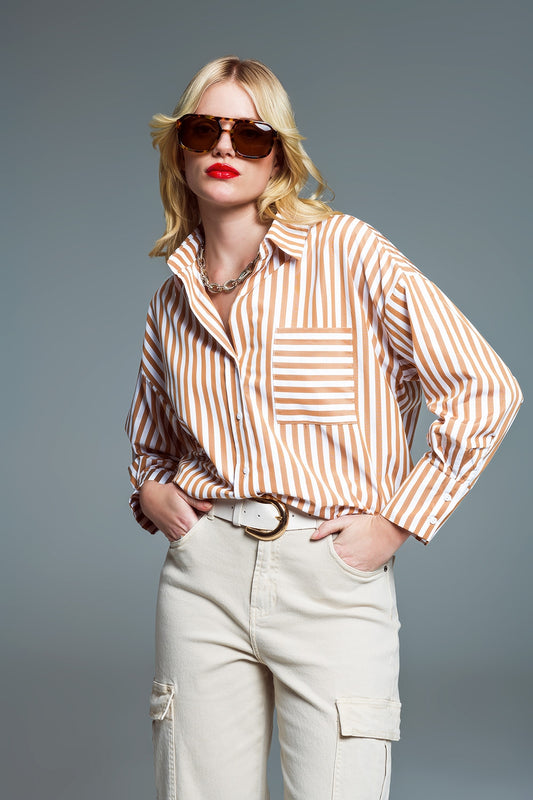 Q2 Camisa relajada a rayas con bolsillo a contraste en beige